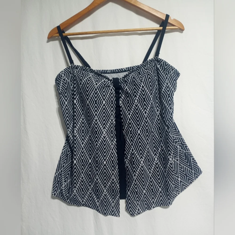 Croft & Barrow Black And White Tankini Top Size 16 - Picture 1 of 9